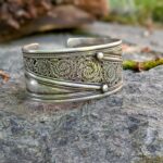 Bracelet large en argent filigrané du Népal
