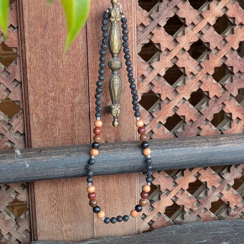 Collier homme ALTAÏ en pierre de lave et bois Collier homme ALTAÏ en pierre de lave et bois