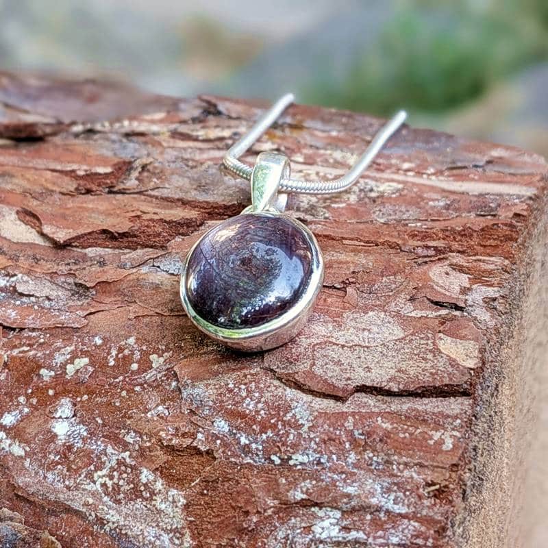 Pendentif en rubis étoilé argent Pendentif en rubis étoilé argent