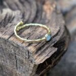 Bague fine réglable calcédoine