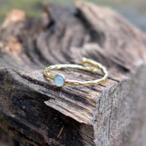 Bague fine réglable calcédoine