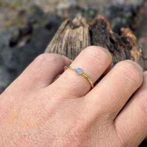 Bague fine réglable calcédoine