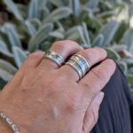 Bague large en argent martelé