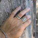 Bague large en argent martelé
