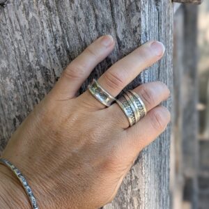 Bague large en argent martelé